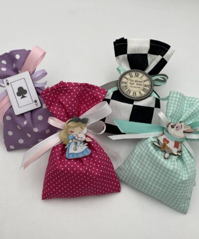 Μπομπονιέρα βάπτισης πουγκάκια "Αλίκη στην Χώρα των θαυμάτων"