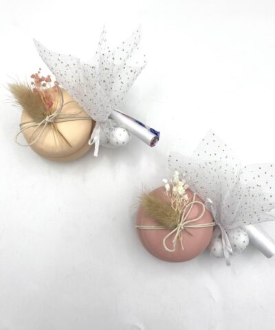 Μπομπονιέρα μάκαρον με ροζ αποξηραμένα λουλούδια