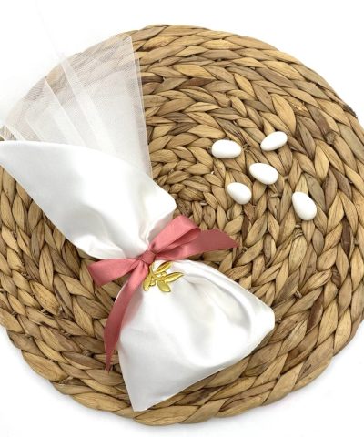 Μπομπονιέρα γάμου τούλινη με σατέν ασύμμετρο πουγκάκι