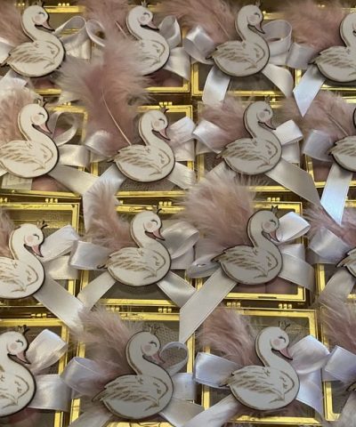 Μπομπονιέρα βάπτισης χρυσό κουτάτι με κύκνο