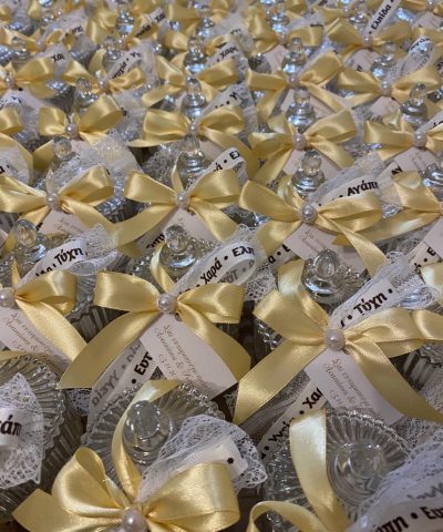 Μπομπονιέρα γάμου φοντανιέρα με χρυσή κορδέλα και κορδέλα με ευχές