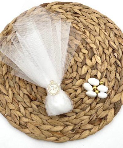 Μπομπονιέρα γάμου τούλινη με plexiglass μονογράμματα