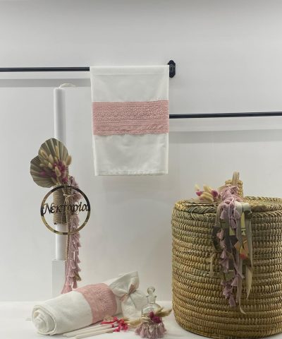 Σετ βάπτισης με ψάθινο καλάθι με μονόγραμμα