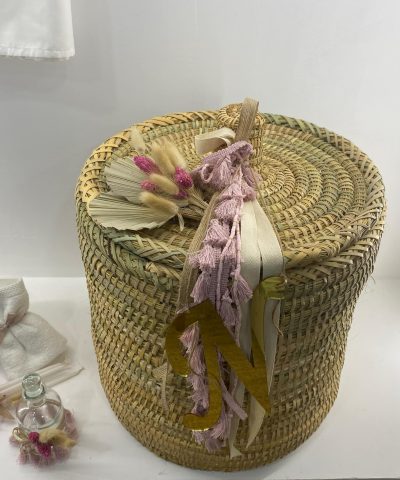 Σετ βάπτισης με ψάθινο καλάθι με μονόγραμμα