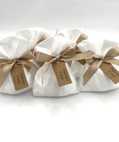 Μπομπονιέρα γάμου σατέν πουγκάκι με ονόματα