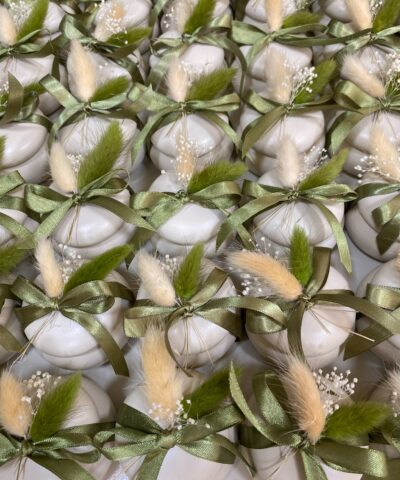 Μπομπονιέρα εκρού μάκαρον με αποξηραμένα λουλούδια